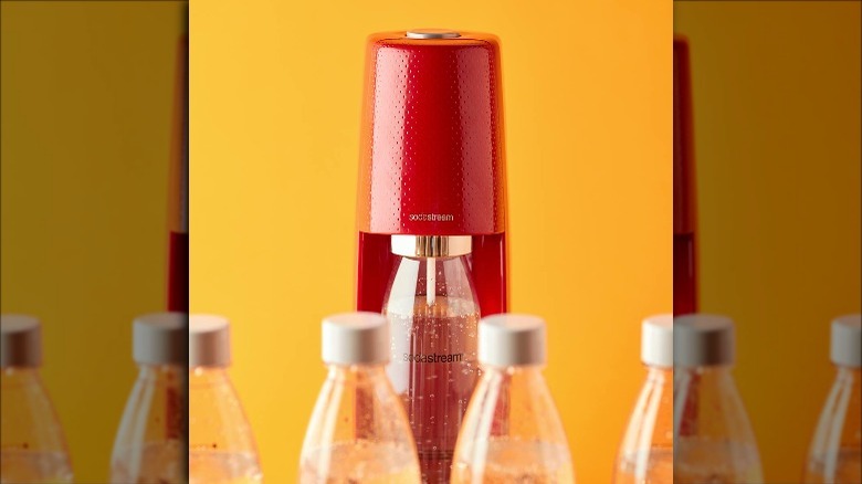 Бутылки вокруг красного SodaStream