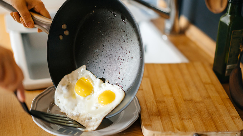 жареные яйца на сковороде с антипригарным покрытием 