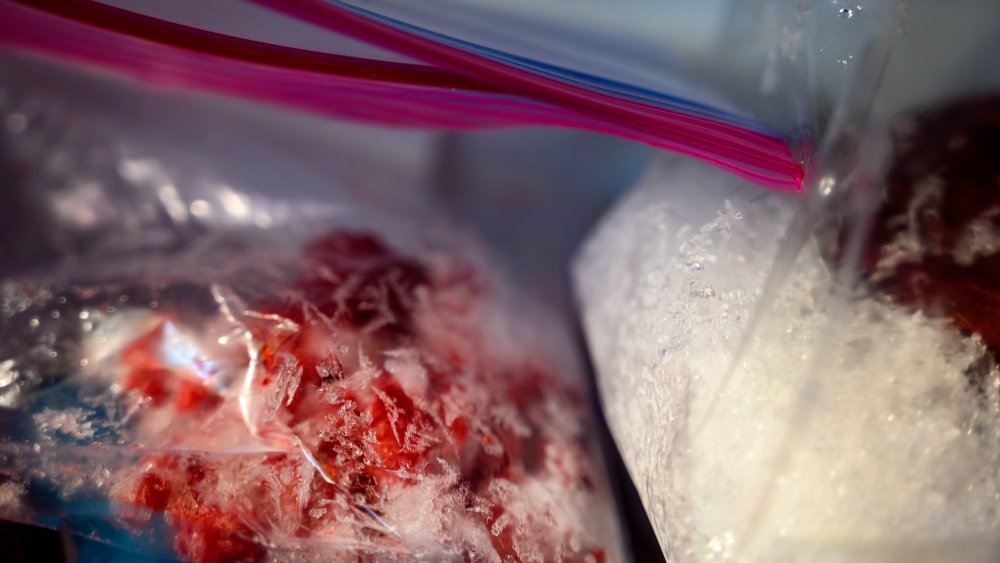 Пластиковые пакеты с пригоревшими продуктами из морозильной камеры
