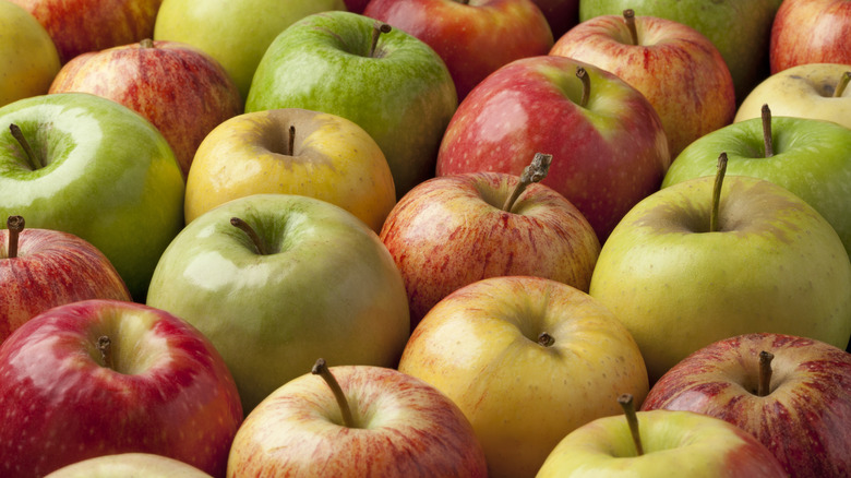Различные сорта яблок