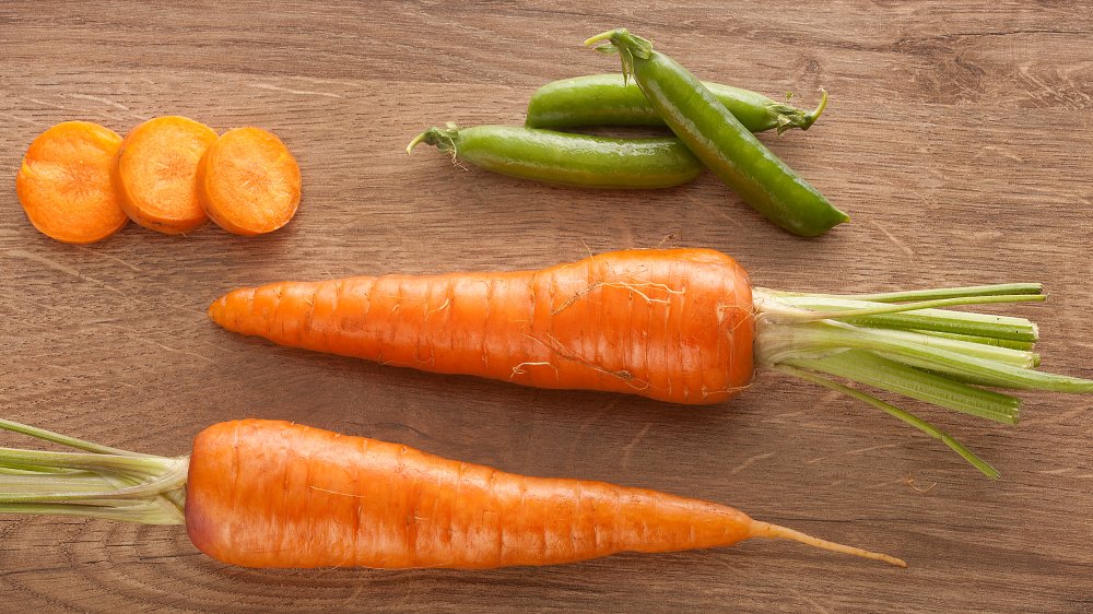 Морковь и горох для тушеной говядины