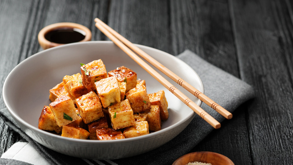 жареный тофу в миске с палочками для еды