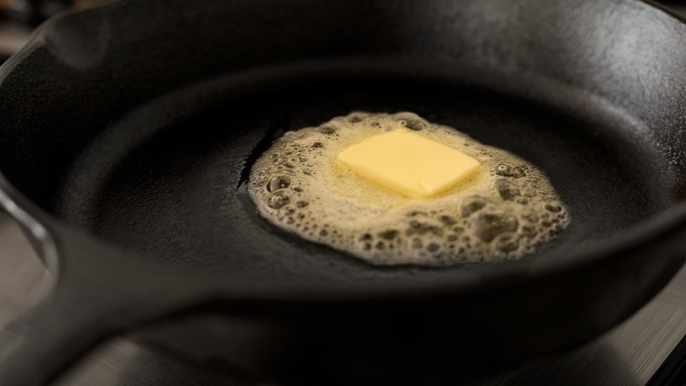 Масло, плавящееся в чугунной сковороде