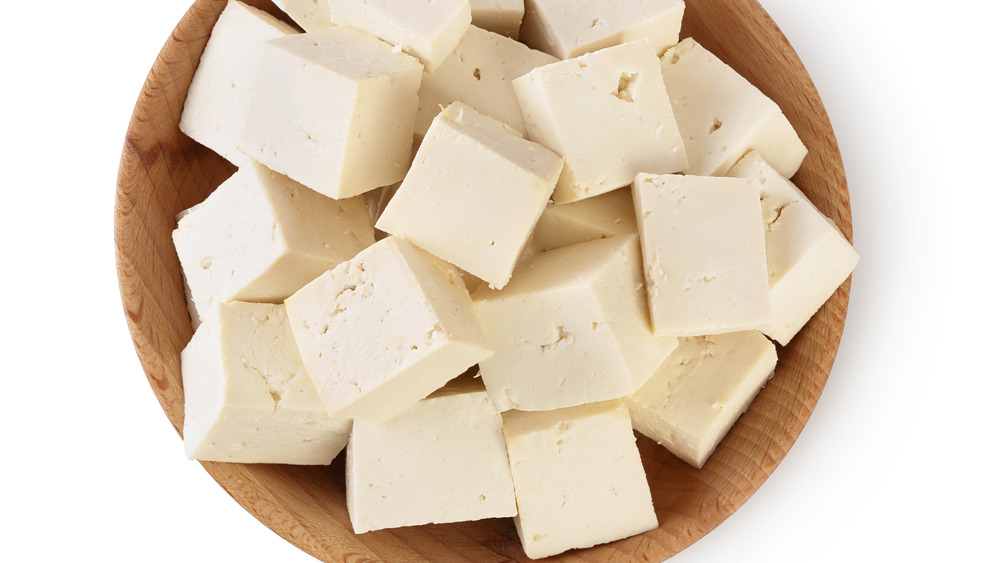 кубики тофу в миске