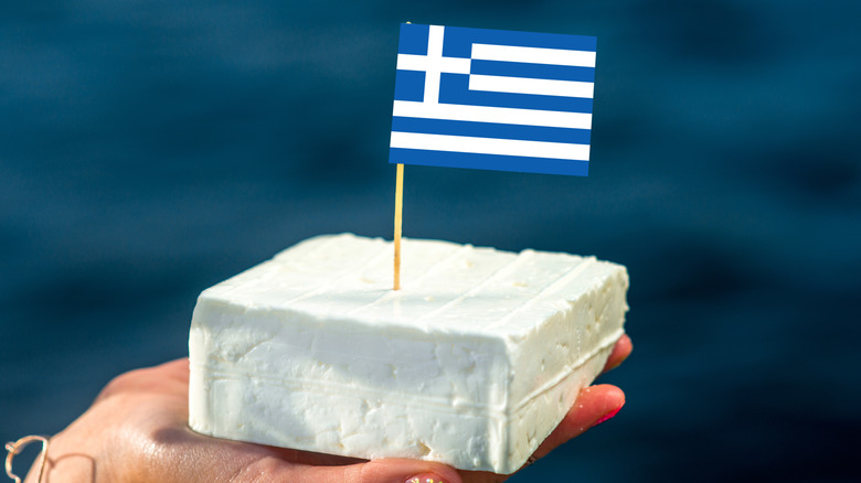Сыр фета с греческим флагом