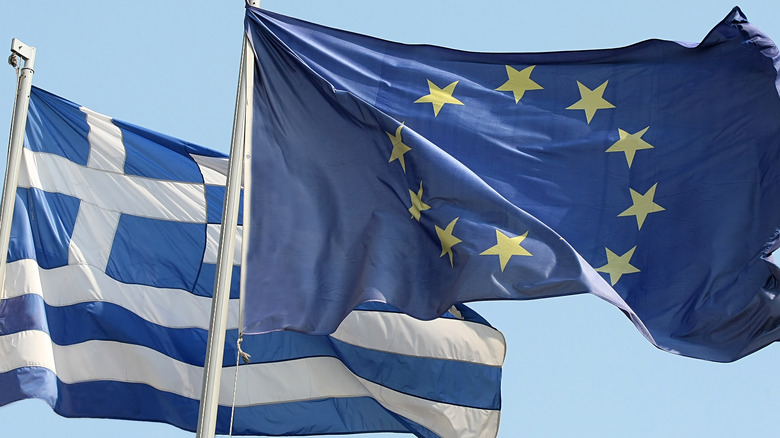 Греческий флаг и флаг Европейского союза