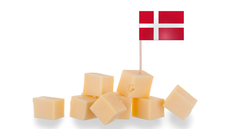 Датский флаг и сыр