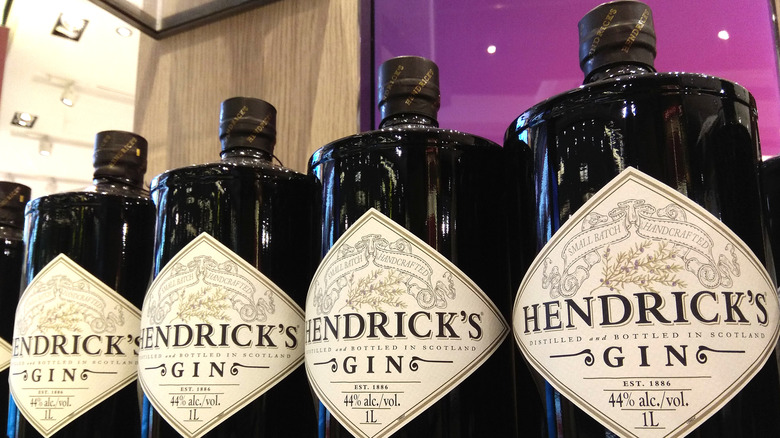 Бутылки с джином Hendrick's