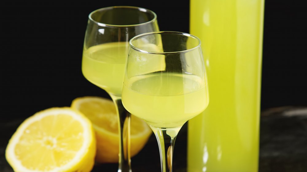 Бокалы и бутылки для лимончелло
