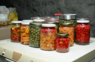 Банки с домашними заготовками и продуктами на полке
